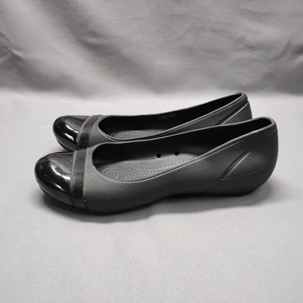 Crocs Womens 8 Cap Toe Flat Black Rubber Patent Cap Toe Slip On Shoes
